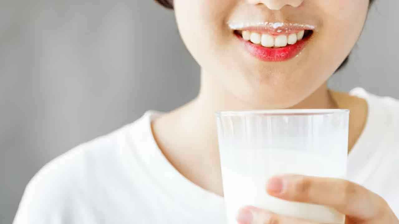 খালি পেটে দুধ খাওয়ার উপকারিতা জানলে অবাক হবেন