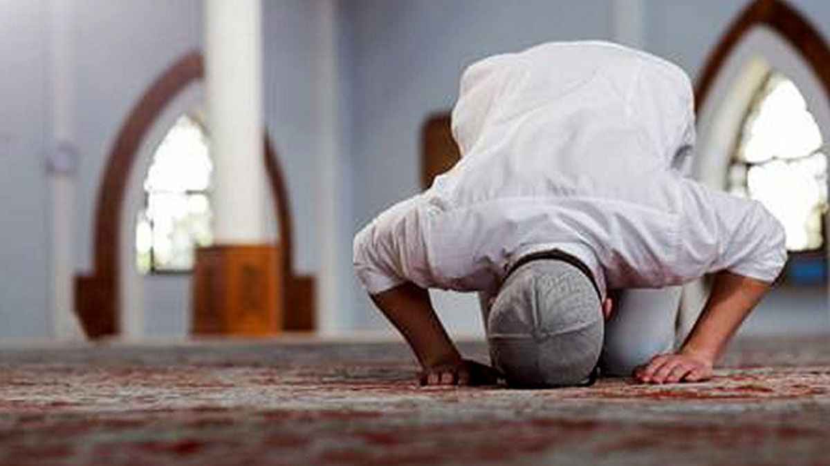 নামাজরত ব্যক্তির কতদূর সামনে দিয়ে হাঁটাচলা করা যাবে?