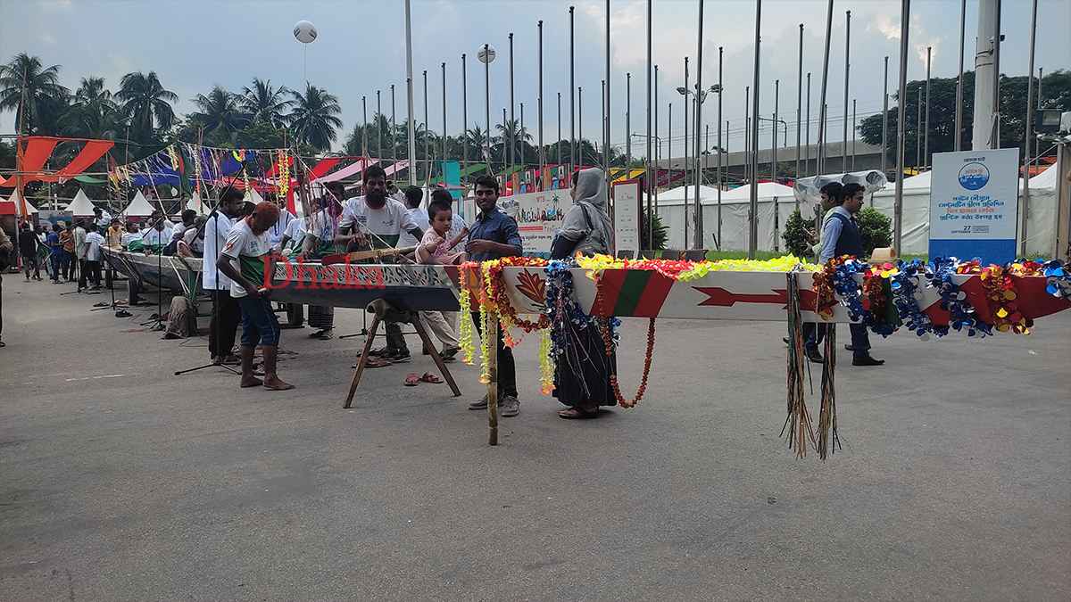 বাংলাদেশ ফেস্টিভ্যালে ৭০ হাত নৌকা দেখতে ভিড়