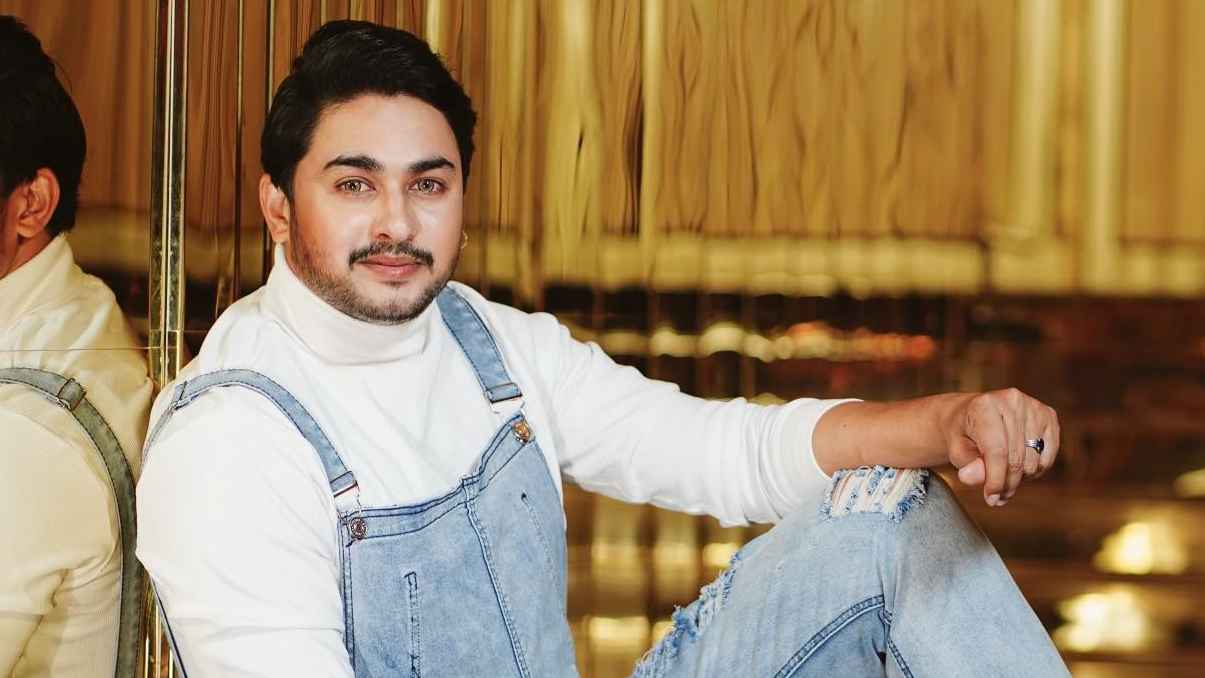 সাংবাদিকদের ওপর হামলাকারী কে এই তৃতীয় শ্রেণির নায়ক জয়