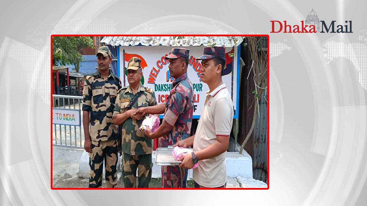 মিষ্টি দিয়ে বিএসএফকে নববর্ষের শুভেচ্ছা জানাল বিজিবি