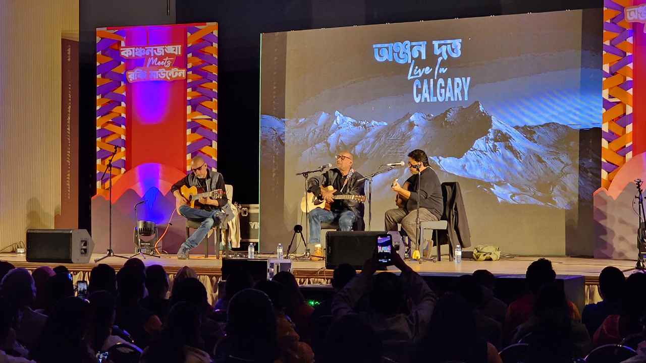 গানে গানে ক্যালগেরি মাতালেন অঞ্জন দত্ত