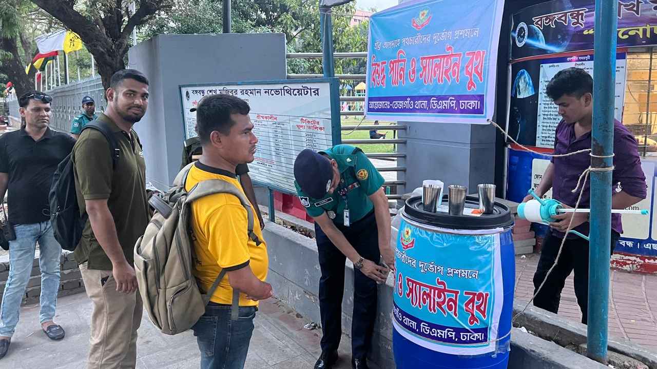 তাপদাহে স্বস্তি দিতে তেজগাঁও থানায় পানি ও স্যালাইন বুথ