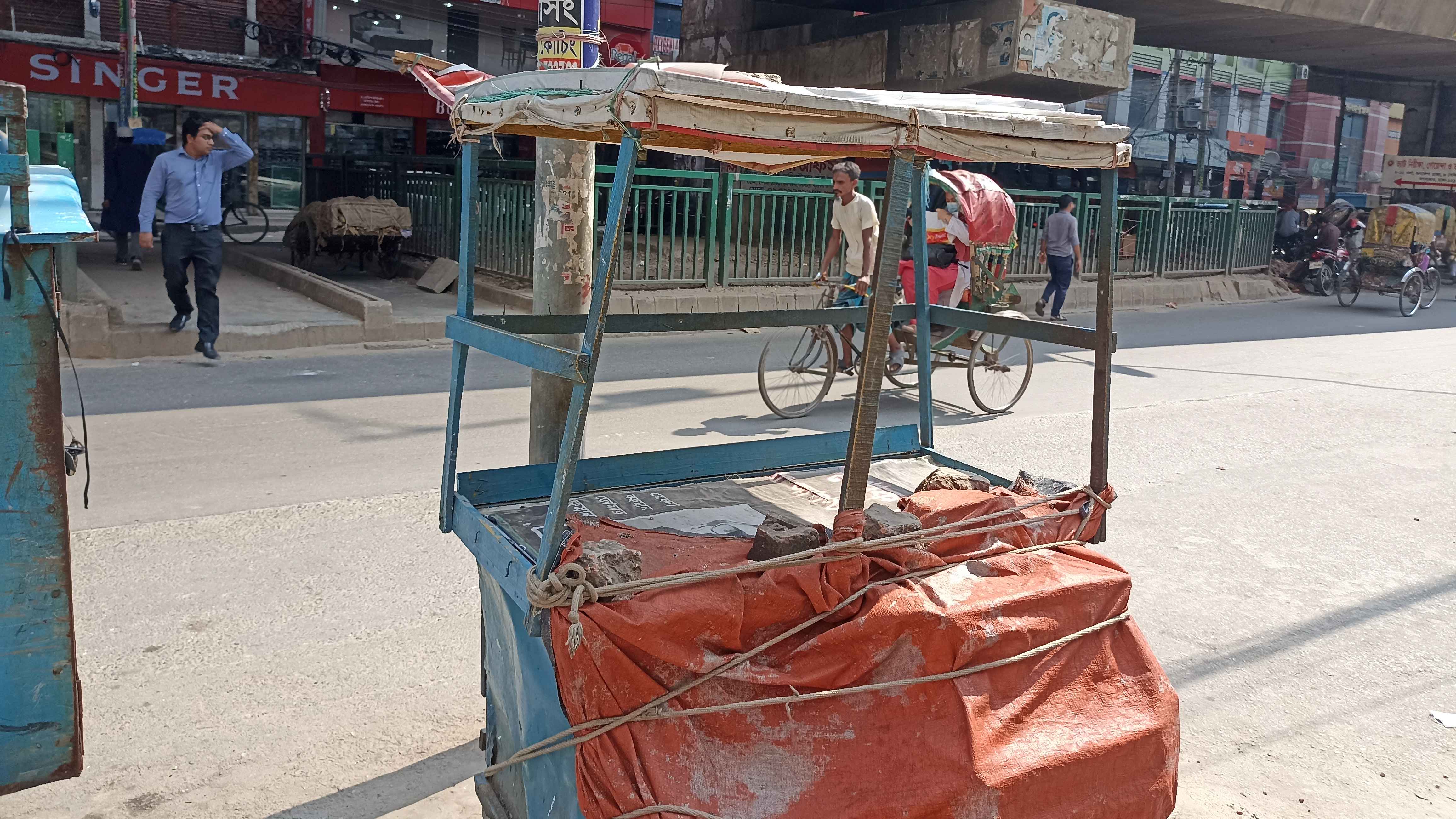 দাবদাহে ক্রেতাশূন্য অলি-গলির টঙ দোকান