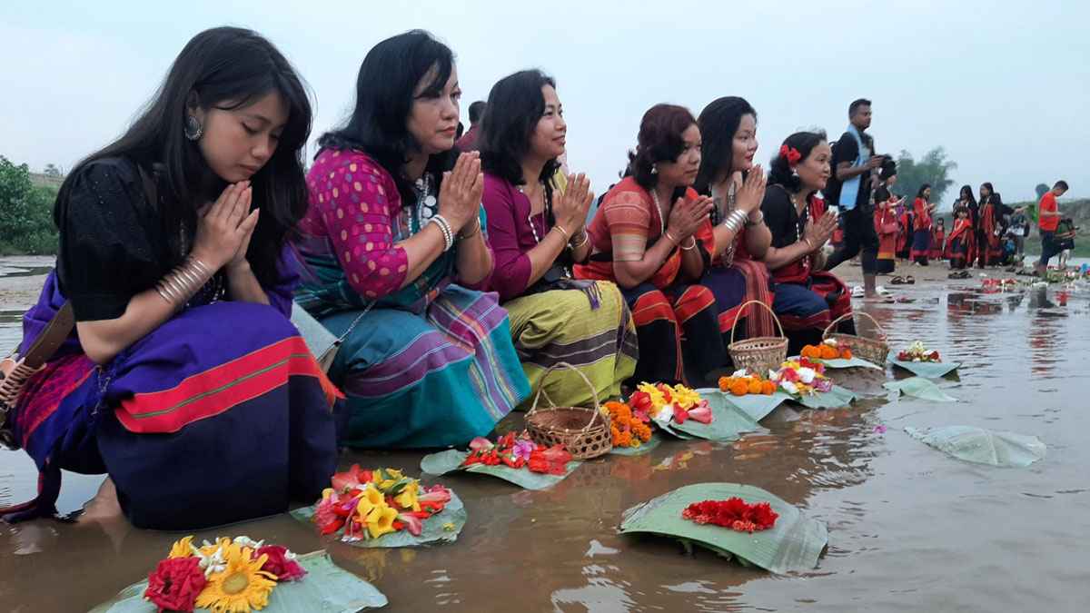 ফুল বিজু উৎসবে চেঙ্গী নদীতে ফুল দিতে হাজারো মানুষের ঢল