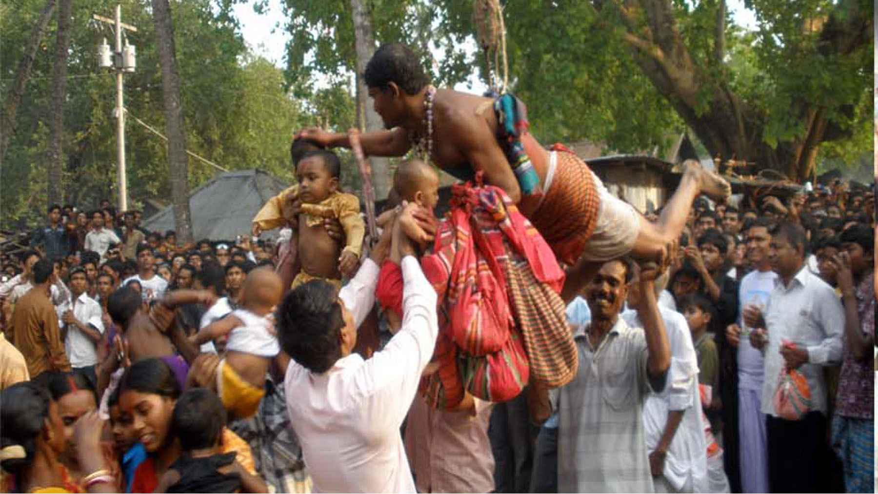 ২০০ বছর পুরোনো চড়ক পূজায় হাজারও মানুষের ঢল