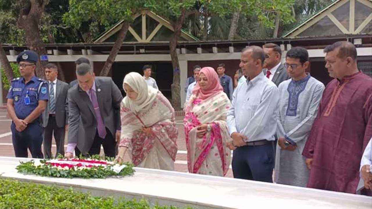 বঙ্গবন্ধুর সমাধিতে এনএসআইয়ের নতুন ডিজির শ্রদ্ধা