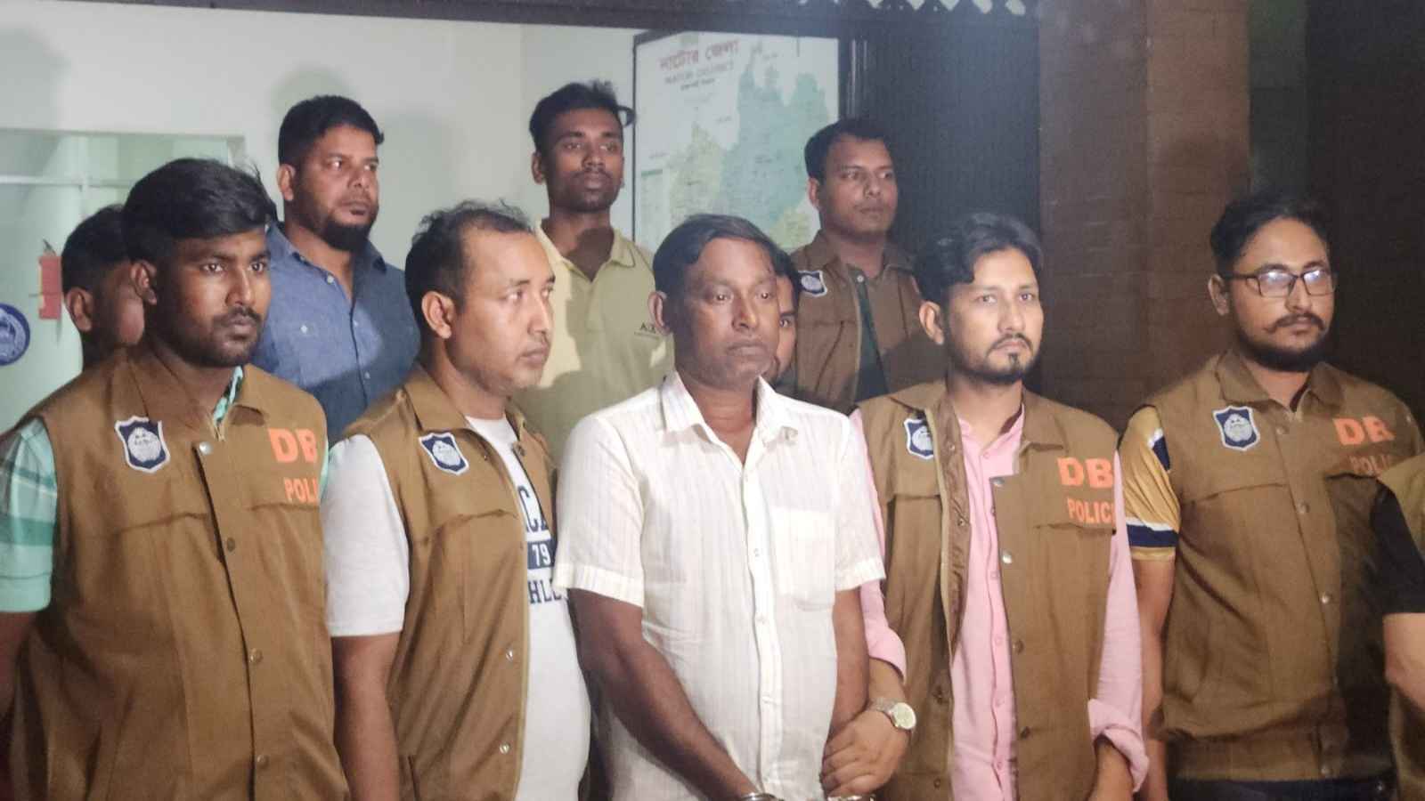 চেয়ারম্যান প্রার্থীকে অপহরণ: মাইক্রোবাস-অস্ত্র জব্দ, গ্রেফতার আরও ১