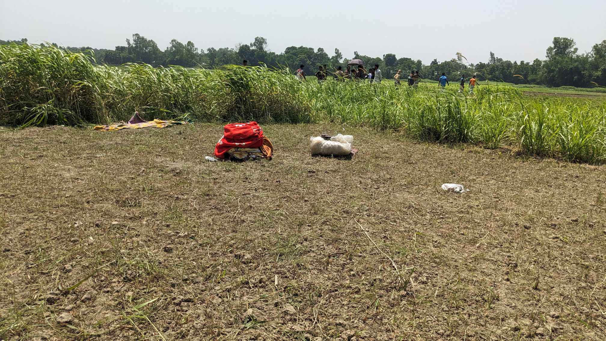 পাবনায় দেশীয় অস্ত্র, বোমা উদ্ধারসহ গ্রেফতার ৩