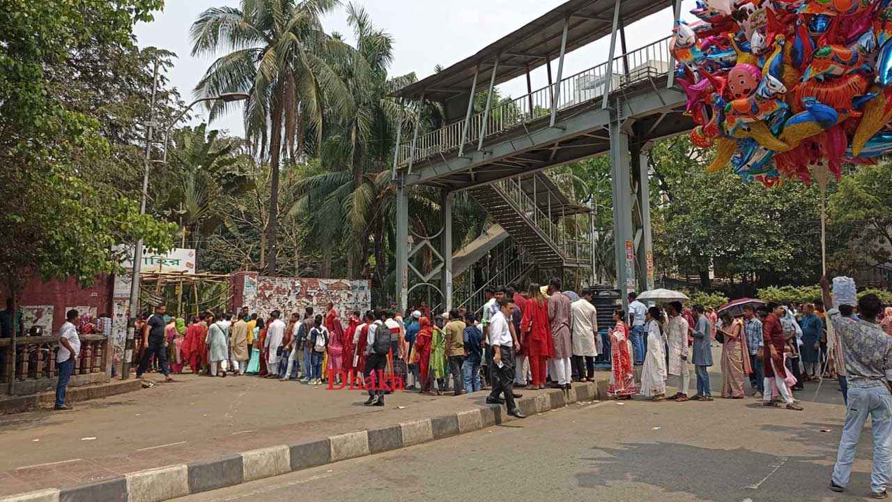 রোদ-গরম উপেক্ষা করে রমনায় মানুষের ঢল