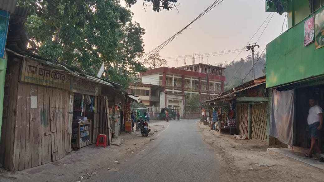 রুমায় অভ্যন্তরীণ গাড়ি চলাচল বন্ধ, বাজার জনশূন্য