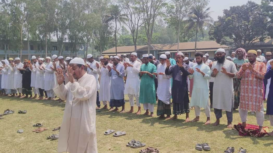 গোবিন্দগঞ্জে বৃষ্টির জন্য নামাজ আদায়