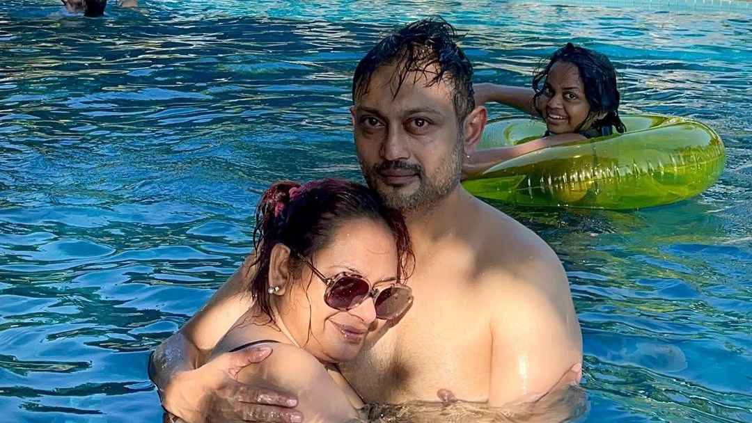 মায়ের বান্ধবীকে বিয়ে, অন্তরঙ্গ ছবি প্রকাশ করে যা লিখলেন বিরসা