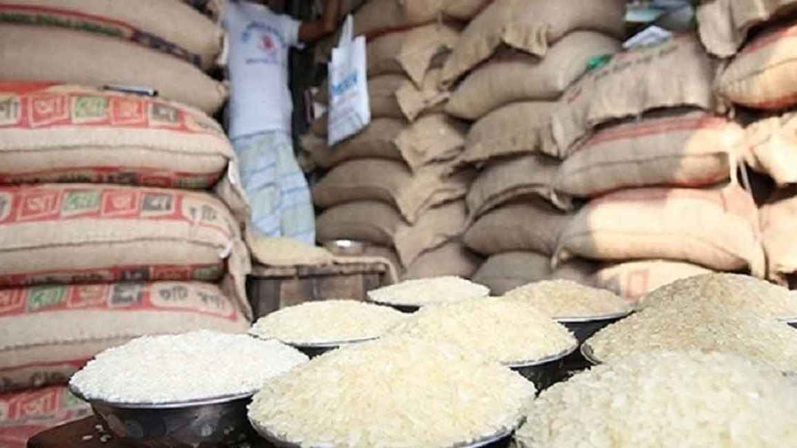 চালের বস্তা নিয়ে সরকারি নির্দেশনার বাস্তবায়ন নেই বাজারে