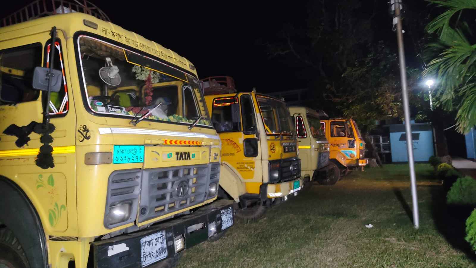 পাবনায় ভারতীয় চিনি বোঝাই ১২টি ট্রাকসহ আটক ২৩