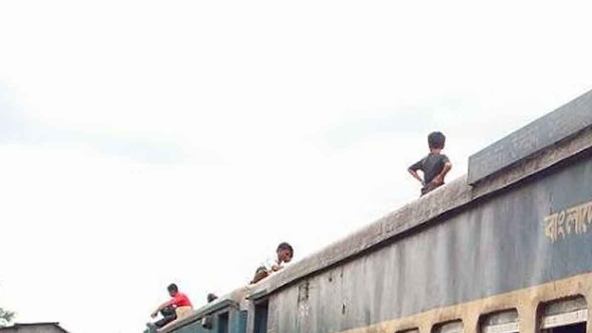 দিনাজপুরে ট্রেনের ছাদ থেকে পড়ে একজনের মৃত্যু