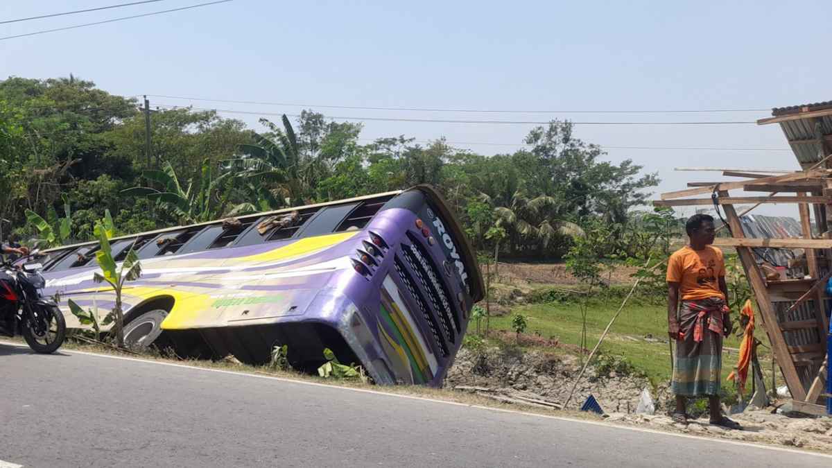 বাগেরহাটে নিয়ন্ত্রণ হারিয়ে বাস খাদে, নিহত ১