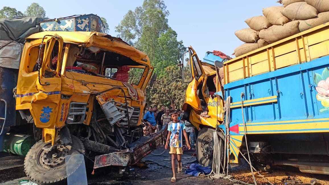 দিনাজপুরে দুই ট্রাকের মুখোমুখি সংঘর্ষ, নিহত ২