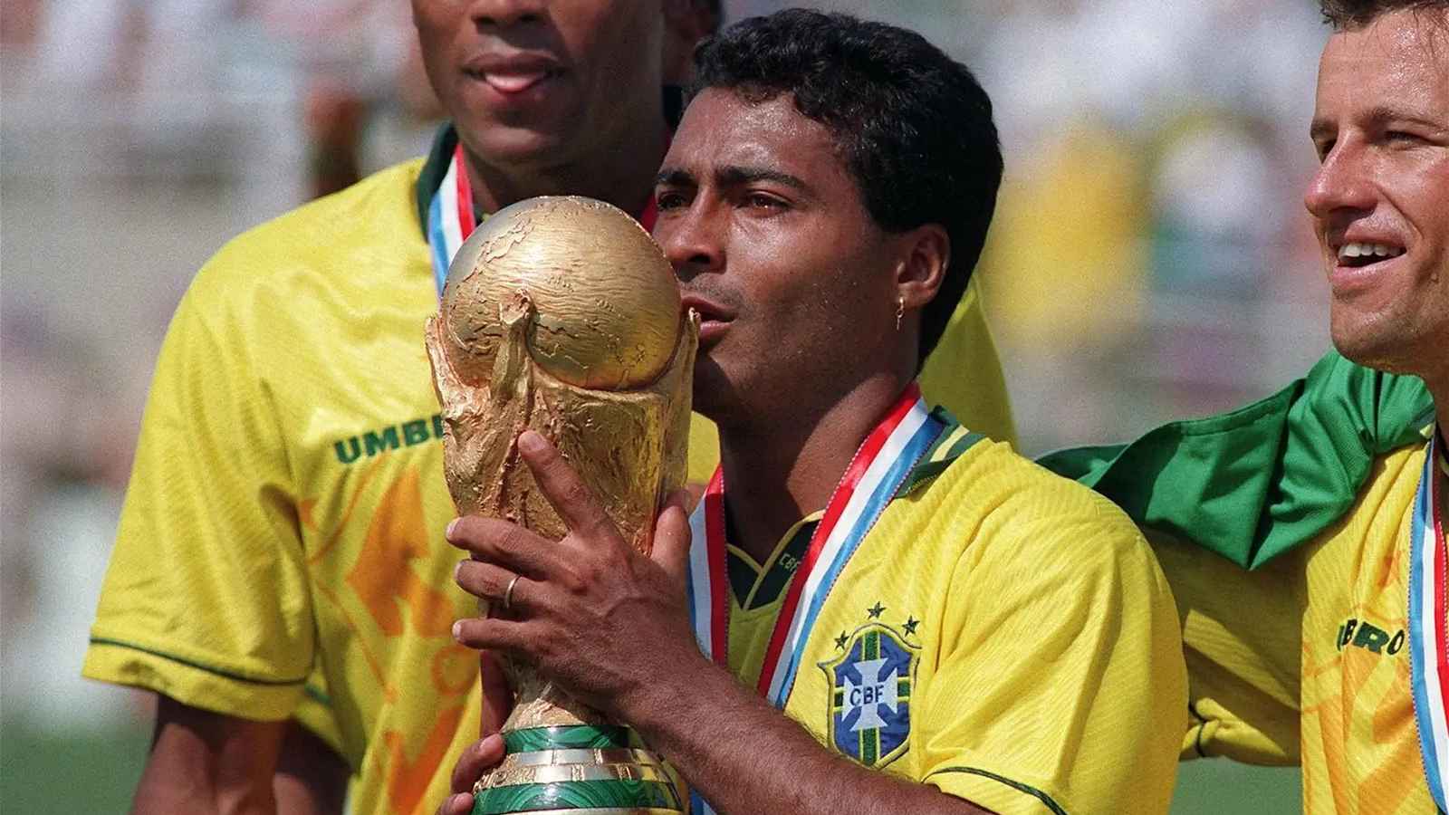 অবসর ভেঙে ফুটবলে ফিরলেন কিংবদন্তি ব্রাজিল তারকা