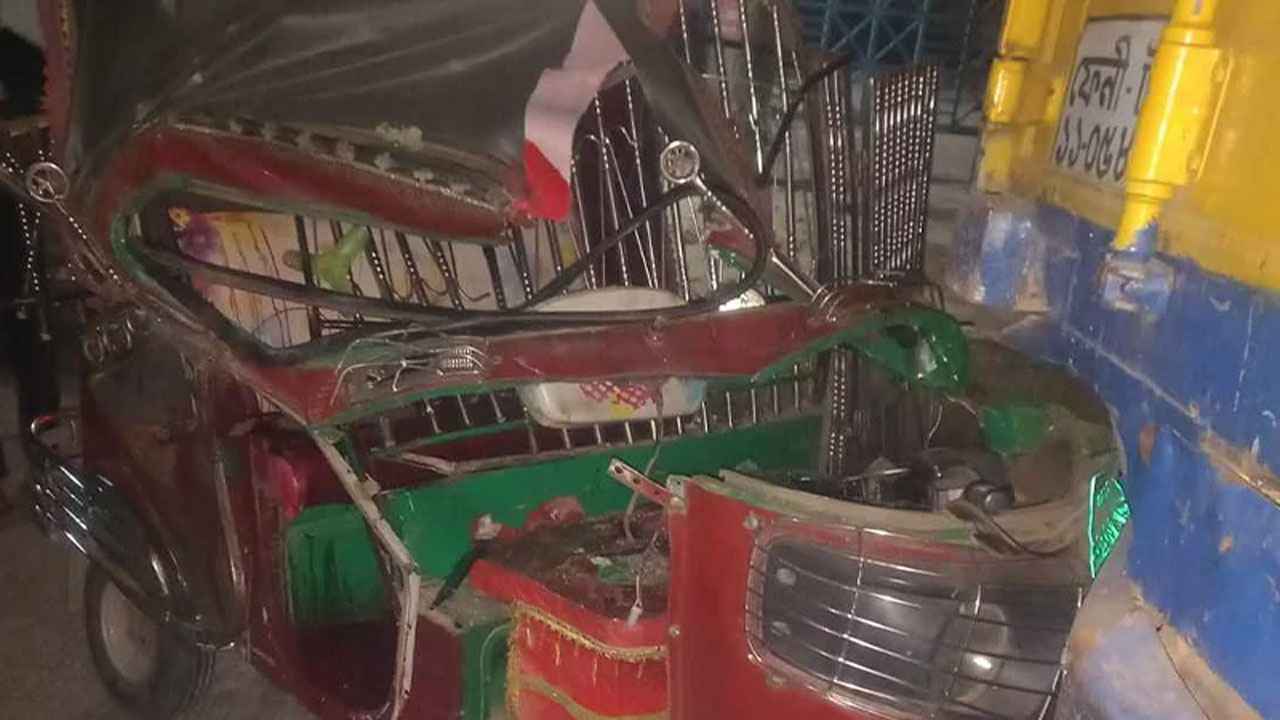 দাঁড়িয়ে থাকা কাভার্ডভ্যানে সিএনজির ধাক্কা, প্রাণ গেল যাত্রীর