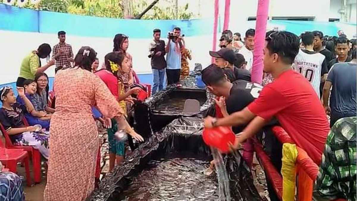 কক্সবাজারে রাখাইনদের জলকেলি উৎসব শুরু