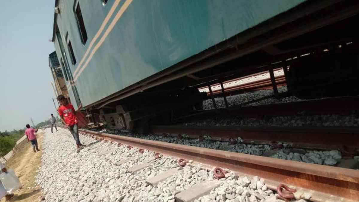 কক্সবাজারে বিশেষ ট্রেনের ৩ বগি লাইনচ্যুত