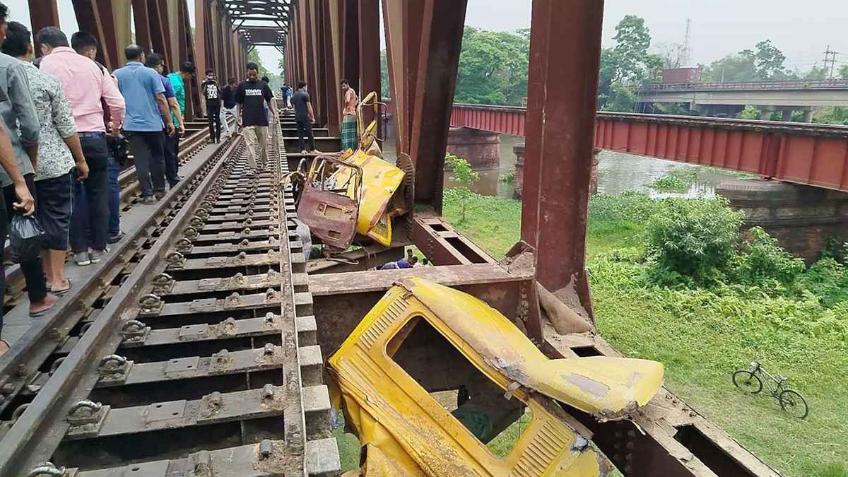 ফেনীতে ট্রাকে ট্রেনের ধাক্কায় নিহত বেড়ে ৬