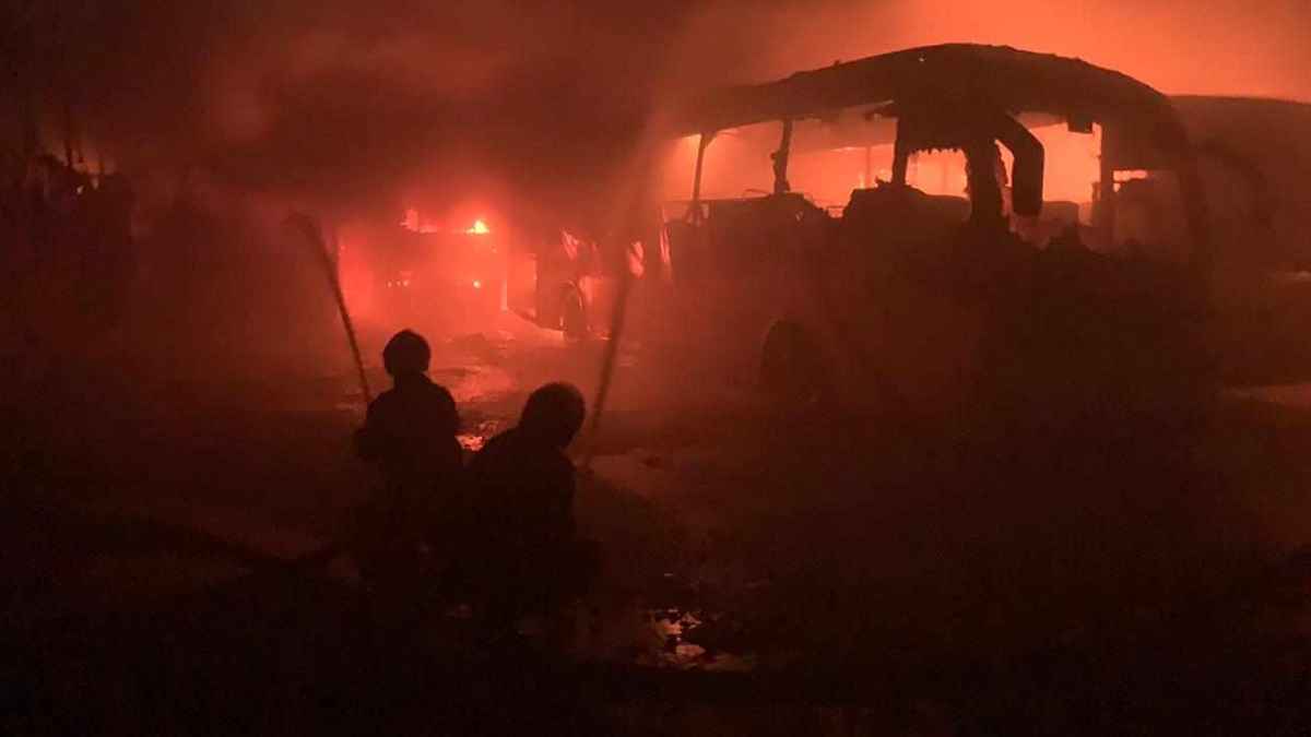 ডেমরায় বাসগ্যারেজে আগুন, নিয়ন্ত্রণে কাজ করছে ২ ইউনিট