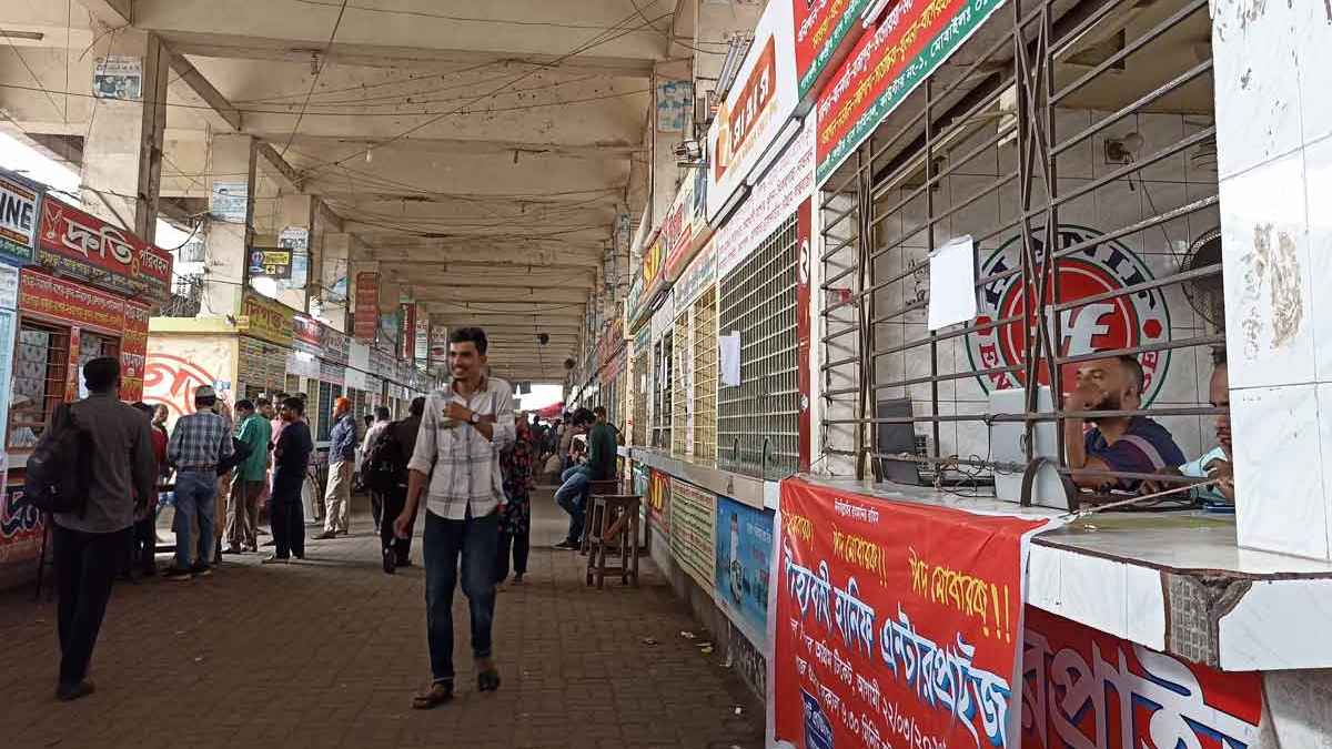যাত্রীর চাপ নেই গাবতলীতে, আসন ফাঁকা নিয়ে ছাড়ছে বাস