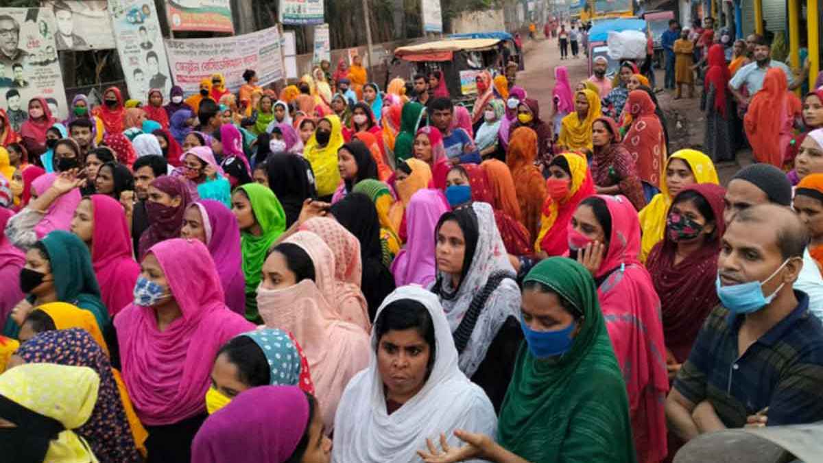 বকেয়া বেতনের দাবিতে গাজীপুরে শ্রমিকদের বিক্ষোভ