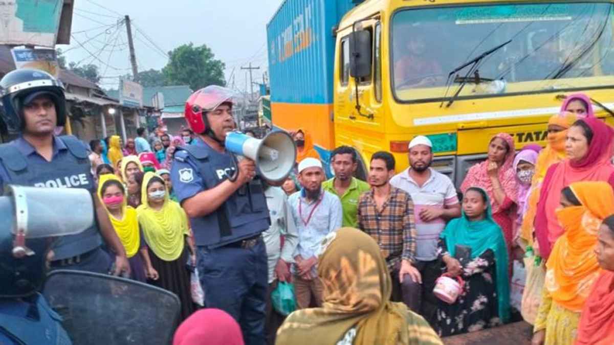 গাজীপুরে বেতন-বোনাসের দাবিতে দ্বিতীয় দিনে পোশাকশ্রমিকদের বিক্ষোভ
