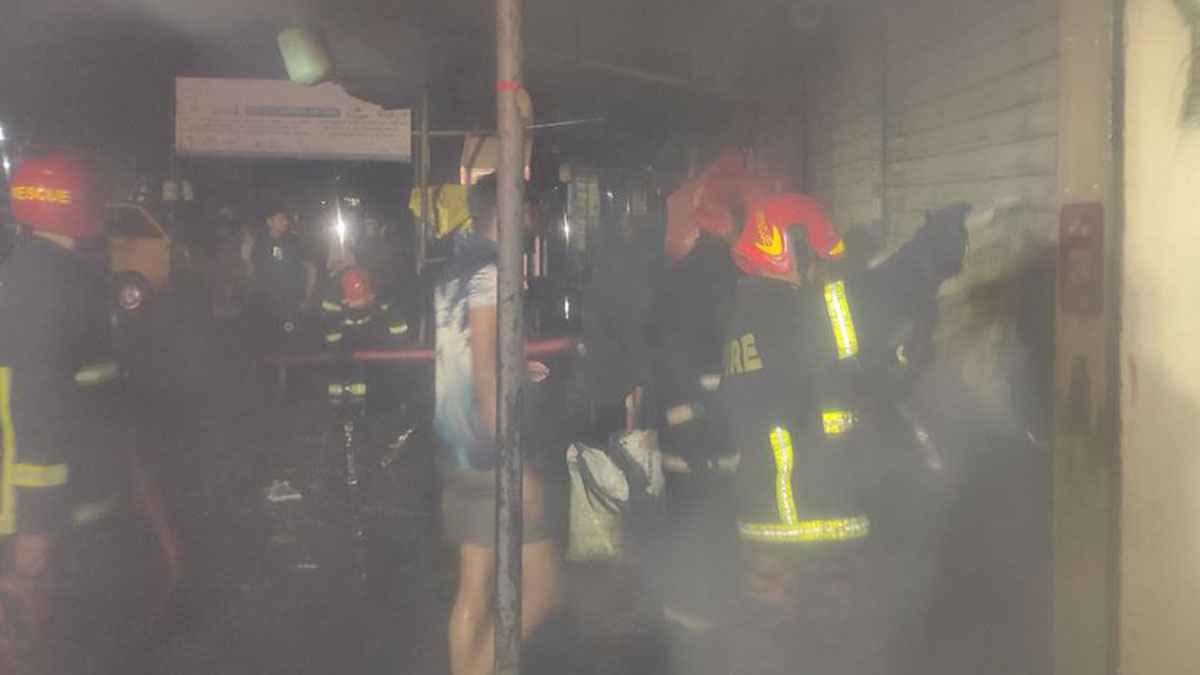 গাজীপুরে আগুনে পুড়ল ১৫ দোকান