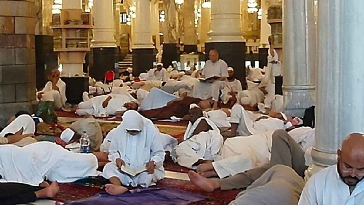 মসজিদে নববিতে ৪৭০০ ইতেকাফকারী, পাচ্ছেন একগুচ্ছ সেবা