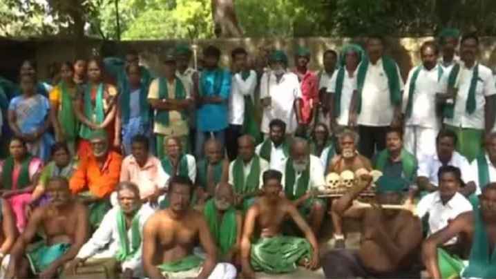 ভারতে মাথার খুলি-হাড় নিয়ে কৃষকদের বিক্ষোভ