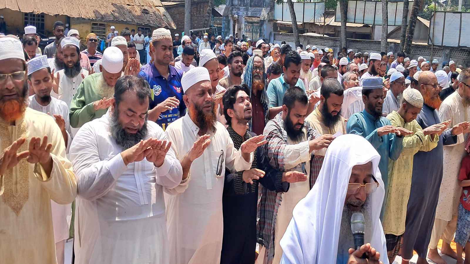 ইসতিসকার নামাজে হাত উল্টিয়ে দোয়া করতে হয় কেন