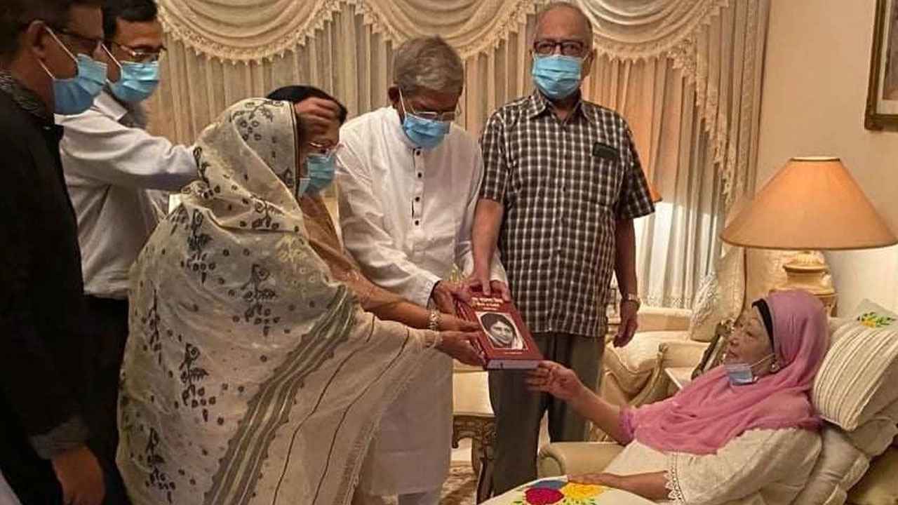 খালেদা জিয়ার কাছে তার আত্মজীবনীমূলক গ্রন্থ হস্তান্তর