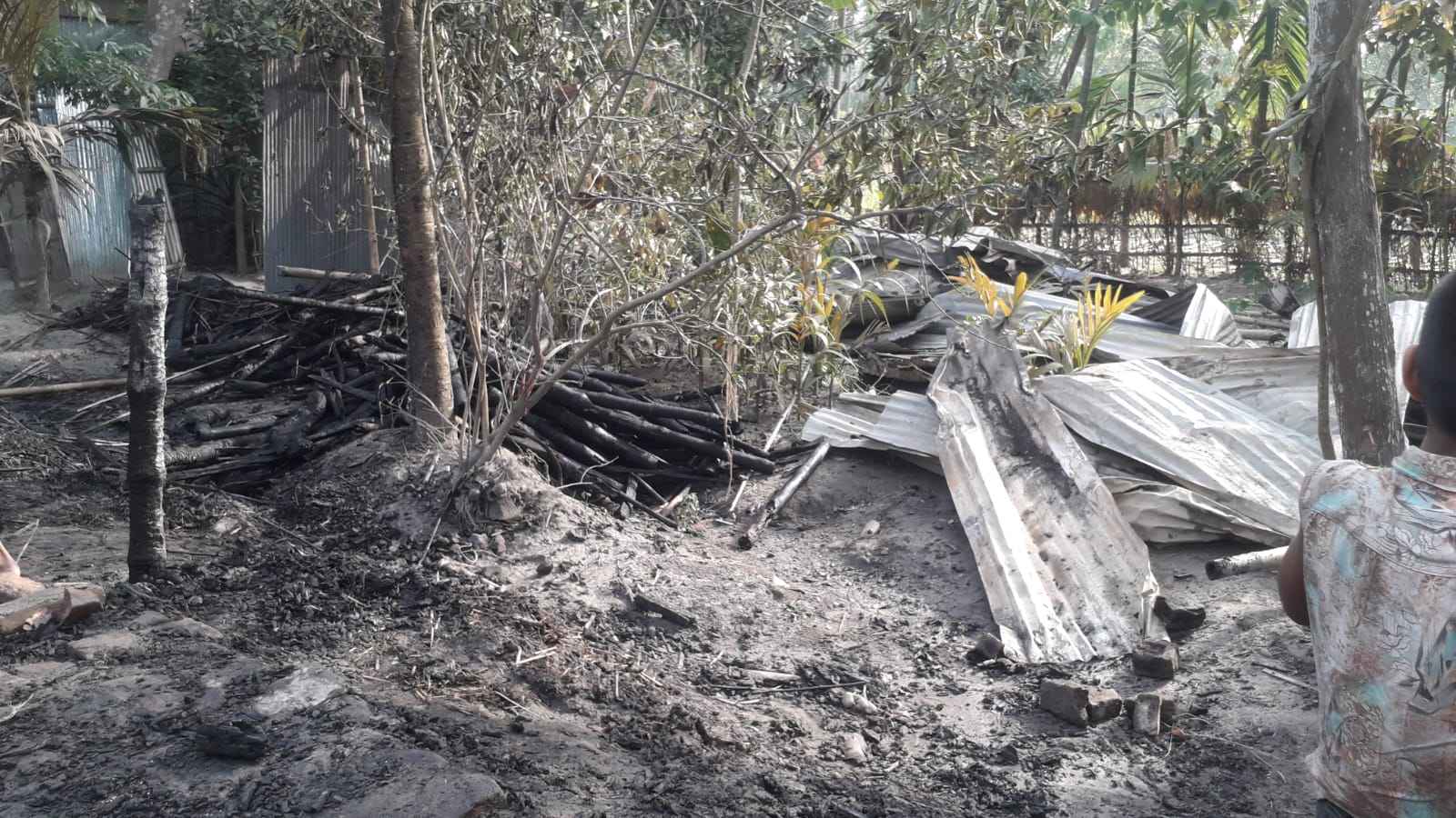 লালমনিরহাটে বৈদ্যুতিক শর্ট সার্কিটের আগুনে পুড়ল কৃষকের ঘর