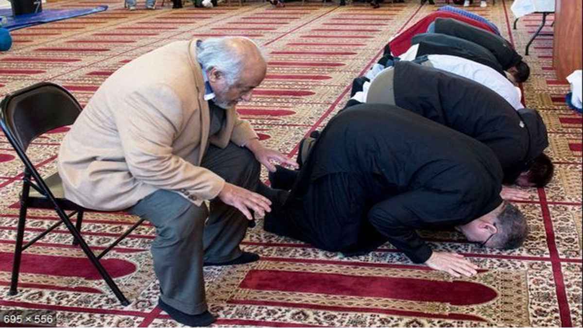 চেয়ারে বসে নামাজ, যেসব বিষয় জানা জরুরি