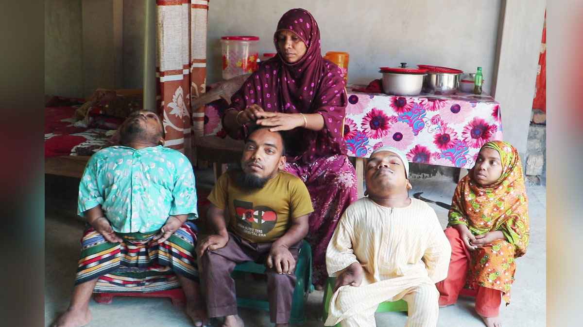 শৈশবে সুস্থ, বয়স বাড়ার সঙ্গে সঙ্গে প্রতিবন্ধী ৪ ভাই-বোন