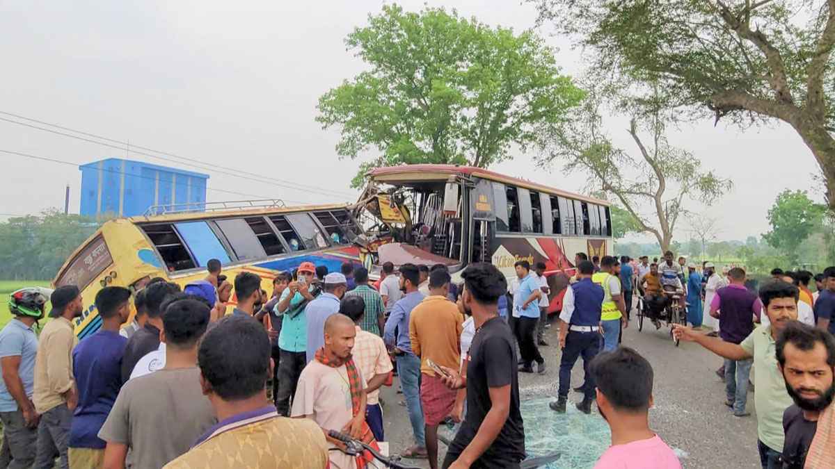 ২ বাসের মুখোমুখি সংঘর্ষে চালক নিহত, আহত ১৫
