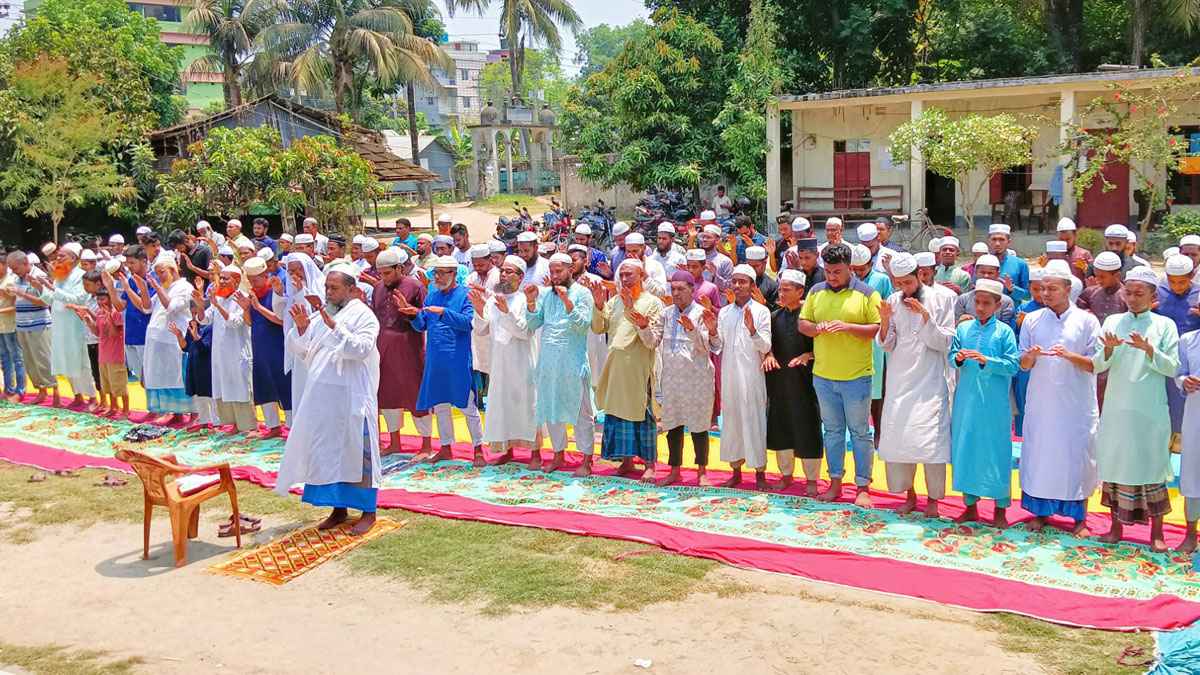 এক পশলা বৃষ্টি চেয়ে কান্নায় ভেঙে পড়লেন শতাধিক মুসল্লি