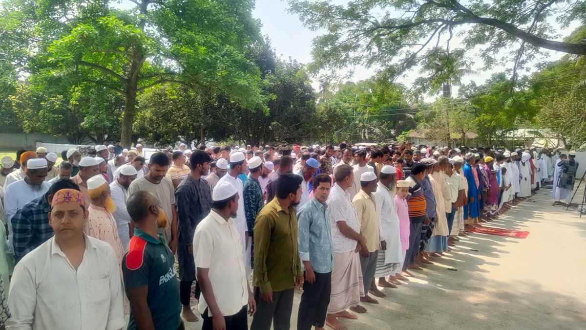 তাপদাহ থেকে রক্ষায় নাটোরে বৃষ্টি চেয়ে নামাজ আদায়