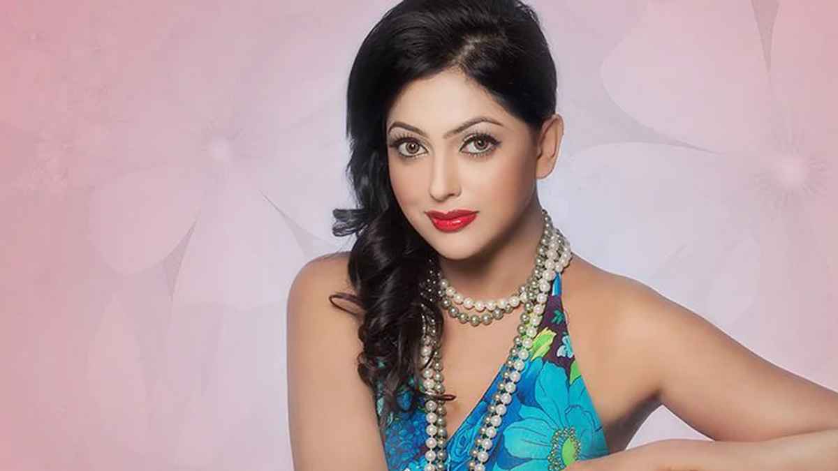 পরাজিত হয়েও নিপুণের গলায় ফুলের মালা