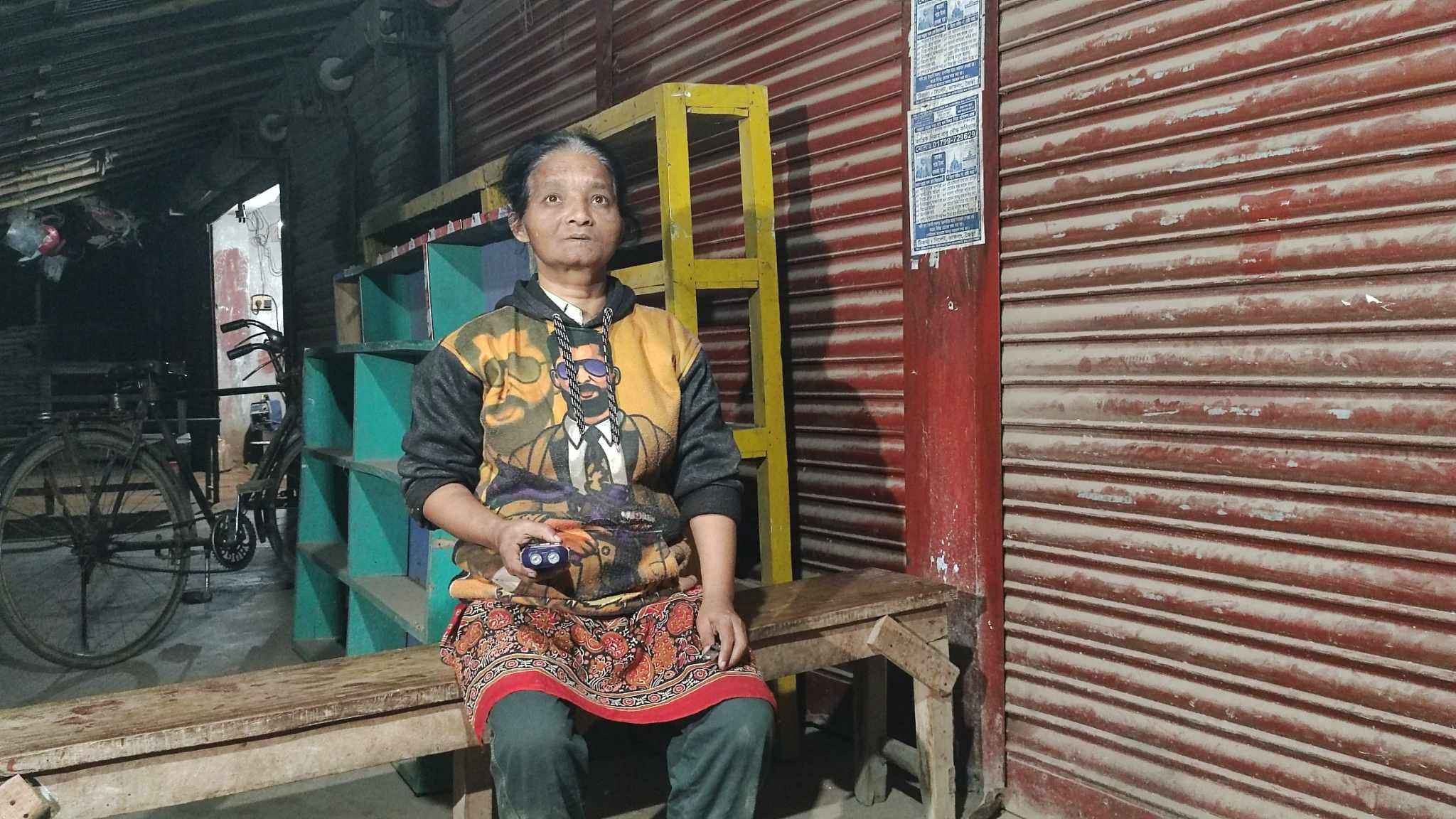 নিরুপায় পারুল এখন নৈশ্য প্রহরী