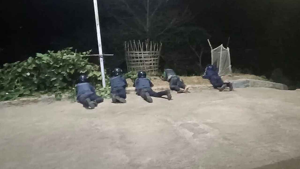 ঘণ্টাখানেক গোলাগুলির পর থানচিতে থমথমে পরিস্থিতি