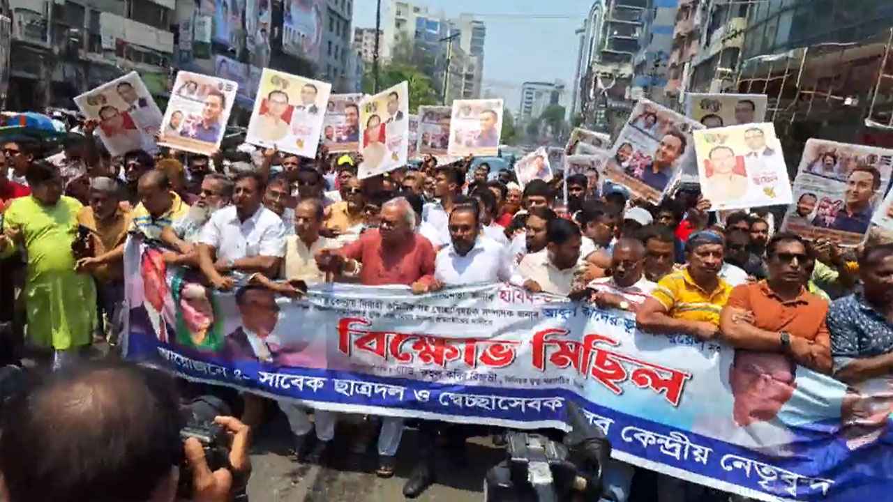 তপ্ত দুপুরে রিজভীর নেতৃত্বে ঝটিকা মিছিল