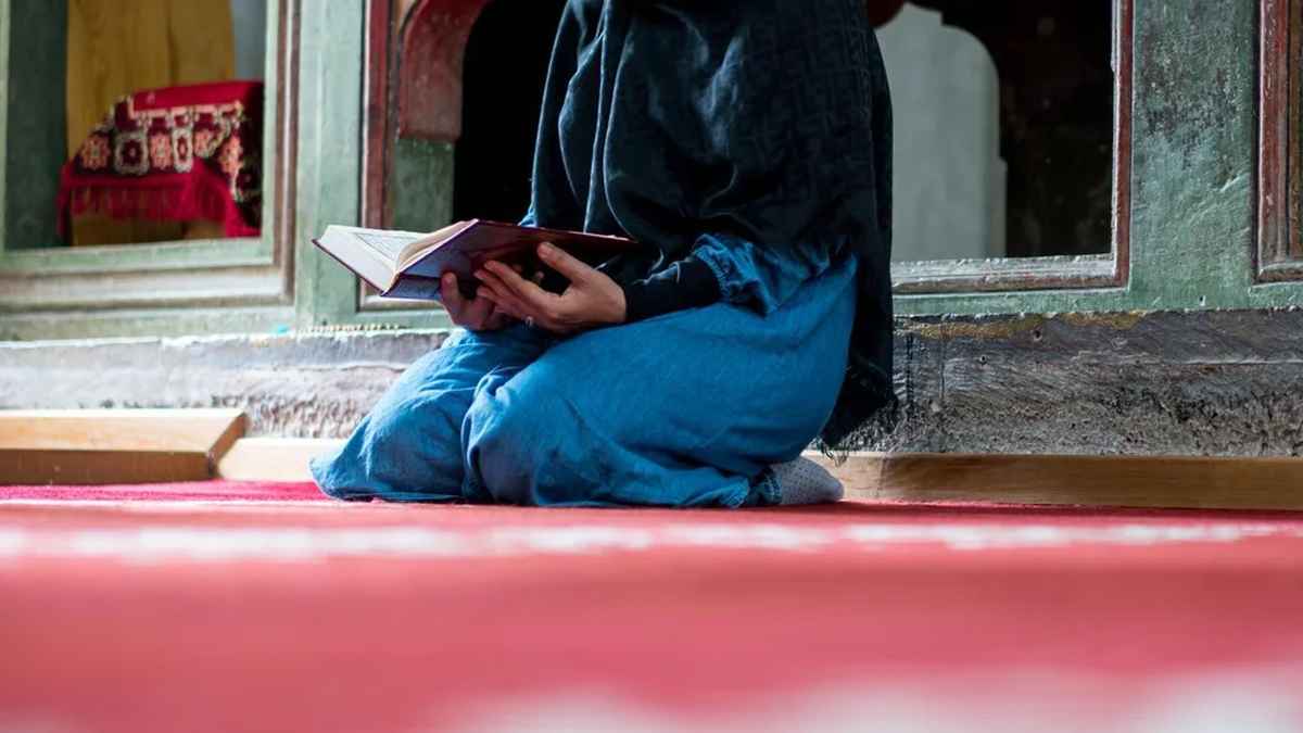 বিদেশ থেকে স্বামী নফল রোজা রাখতে নিষেধ করলে মান্য করা জরুরি?