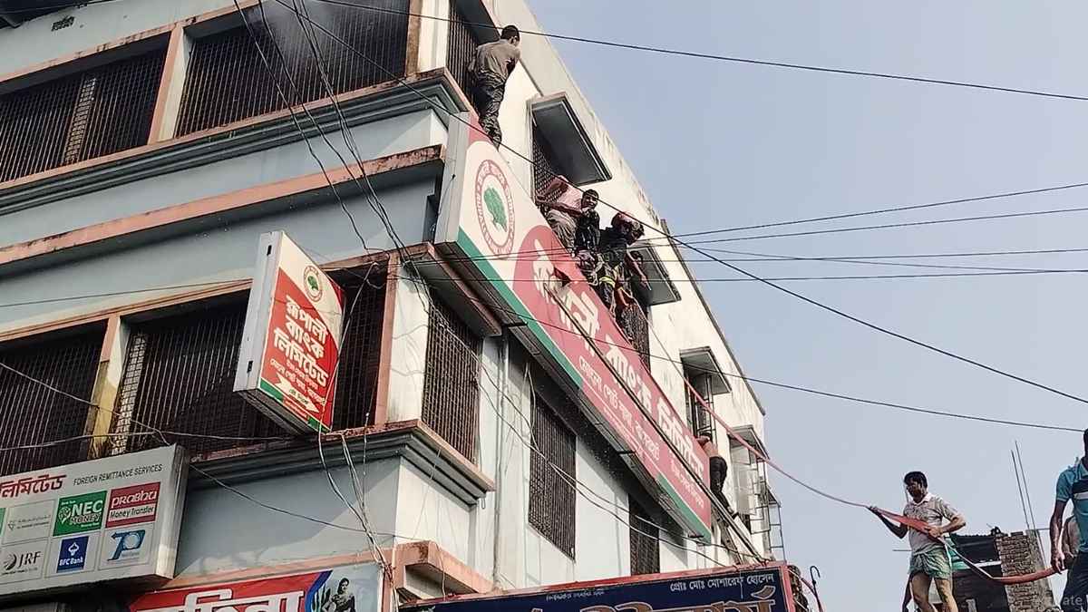 মোংলায়রূপালী ব্যাংক ভবনে আগুন, এক ঘণ্টার চেষ্টার নিয়ন্ত্রণে 