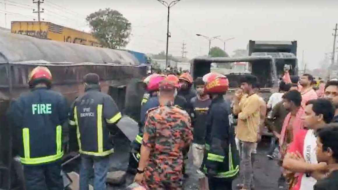 সাভারে তেলের ট্যাংকার উল্টে ৫ গাড়িতে আগুন, নিহত ১