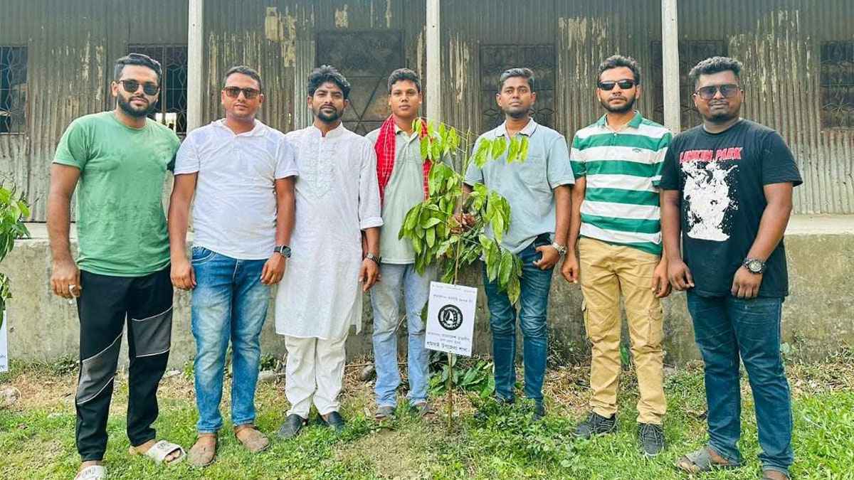 ধামরাইয়ে জেলা ছাত্রলীগের বৃক্ষ রোপণ কর্মসূচি পালন
